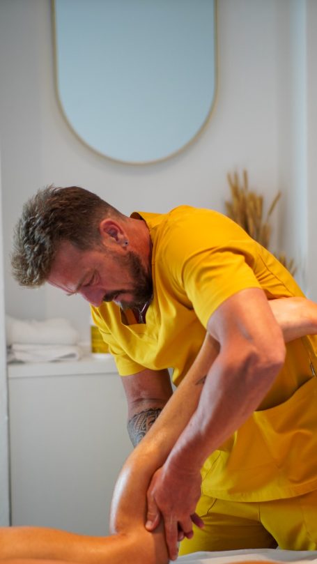 Recuperación muscular con masaje deportivo osteopático