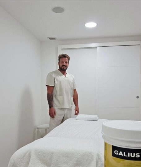 Osteópata profesional en cabina de consulta